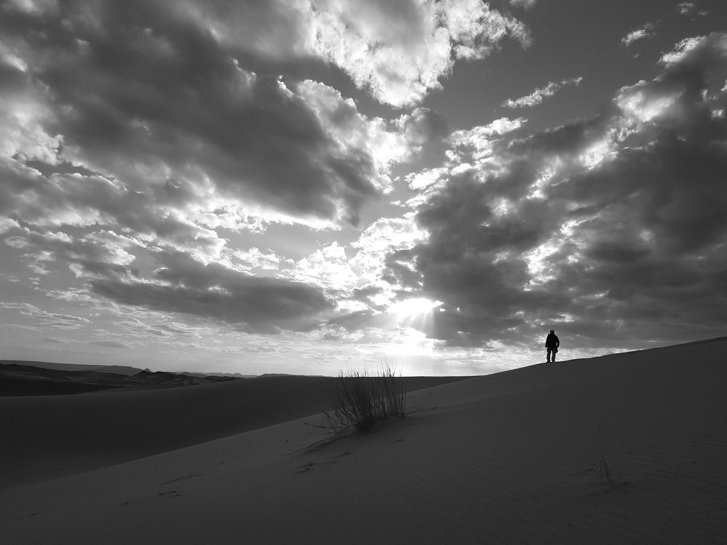 01 - Seul dans l'immensité du désert -Maroc - Photo réalisée par Leila Berramdani