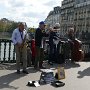25 - Musiciens sur un pont