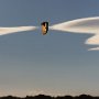 Kitesurfer entre les nuages, étang du Ponant