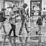 09 - Famille jouant dans une flaque sous la pluie